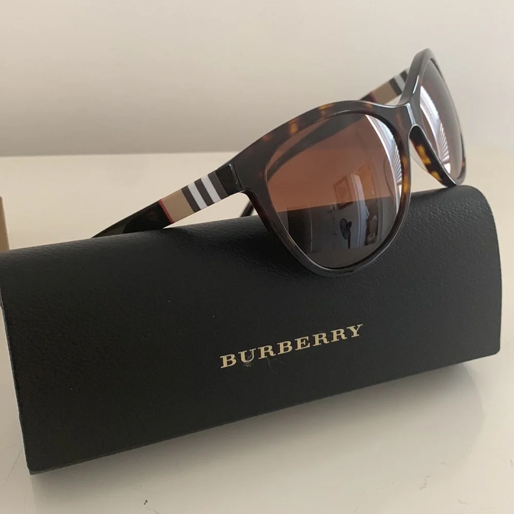 Burberry sunglasses - Picture 7 of 8